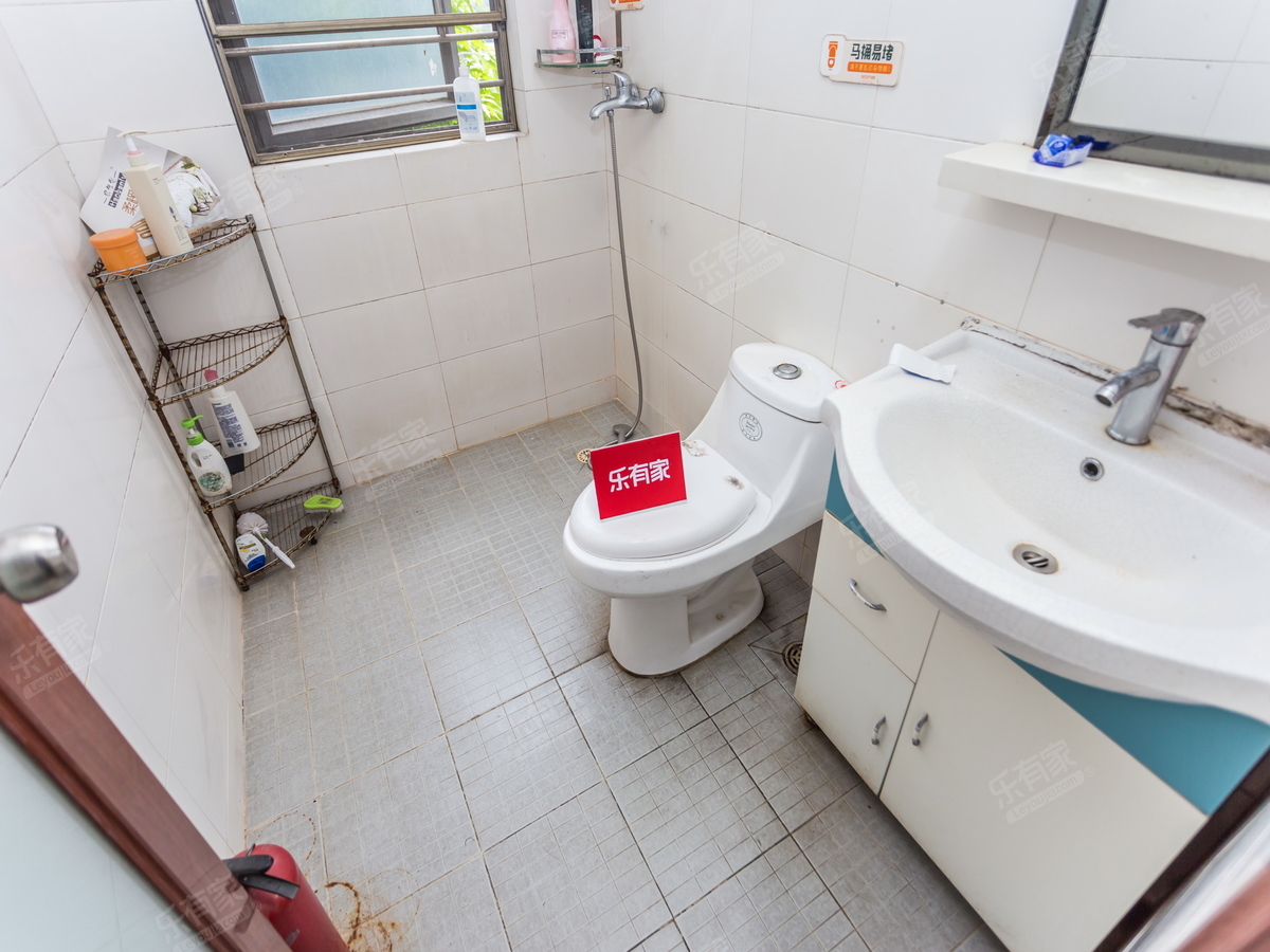 安托山地铁口，交通方便