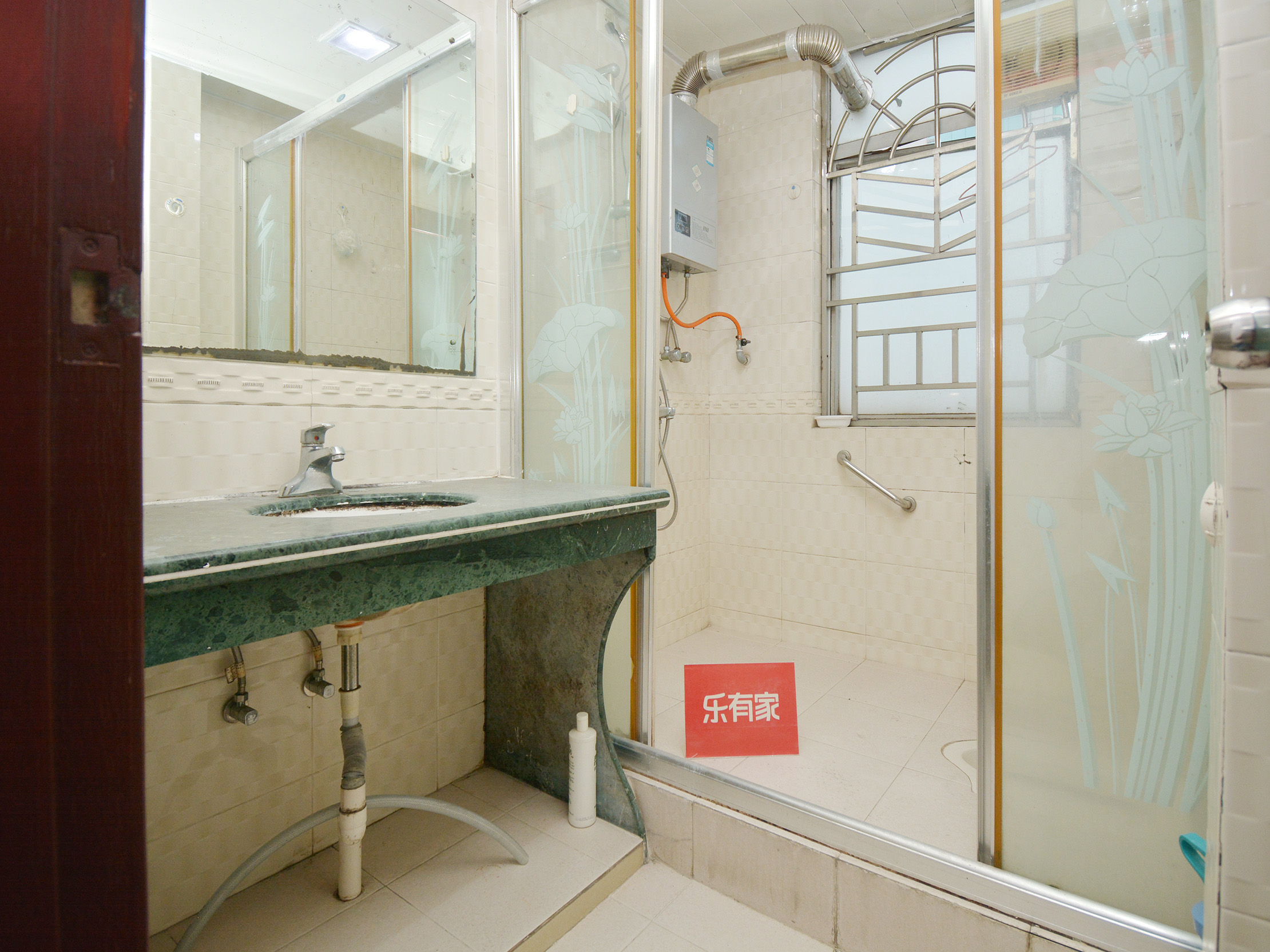 碧涛居方正户型，通风采光佳，重点学校旁，带地面花园，业主诚售，随时看房！