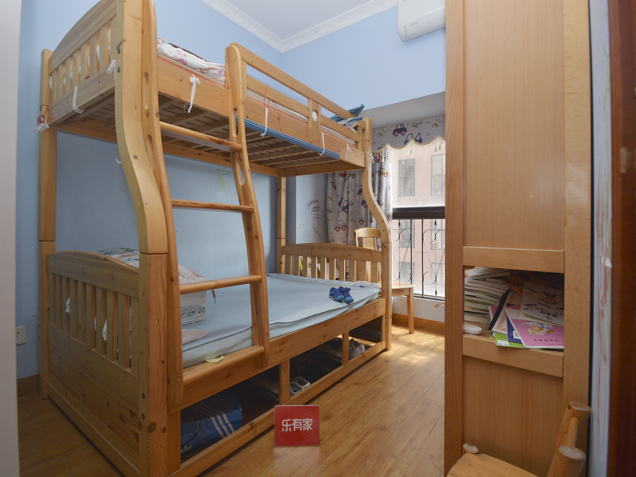 南向3室2厅，公园旁，地铁近，出行便利，舒适生活空间。