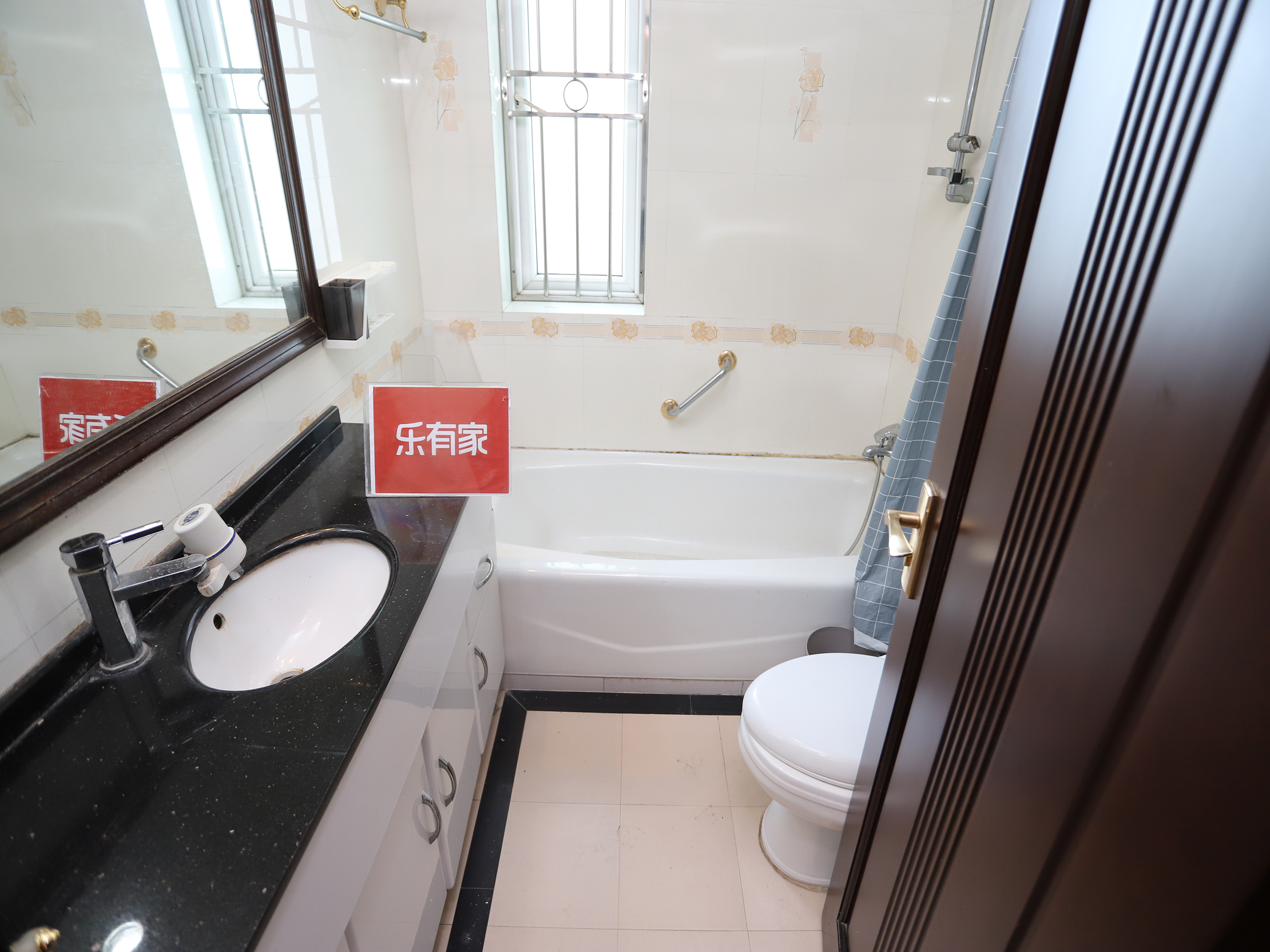 越海家园诚心出售，方正户型，通风采光佳，优质学校环绕，地面花园尽享宁静，小区人车分流，生活更安心。