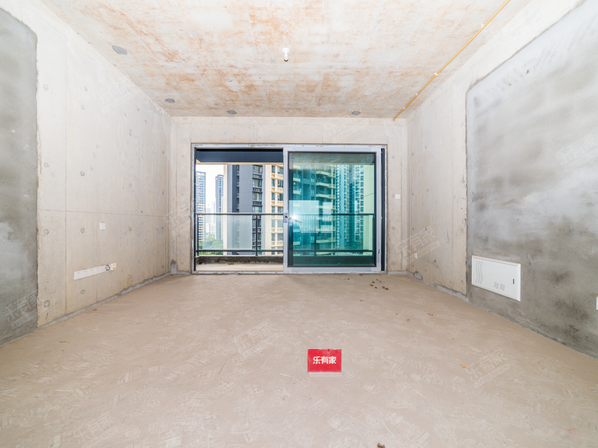 京基御景中央花园一期，毛坯四房三卫，满三年，诚心出，看房方便