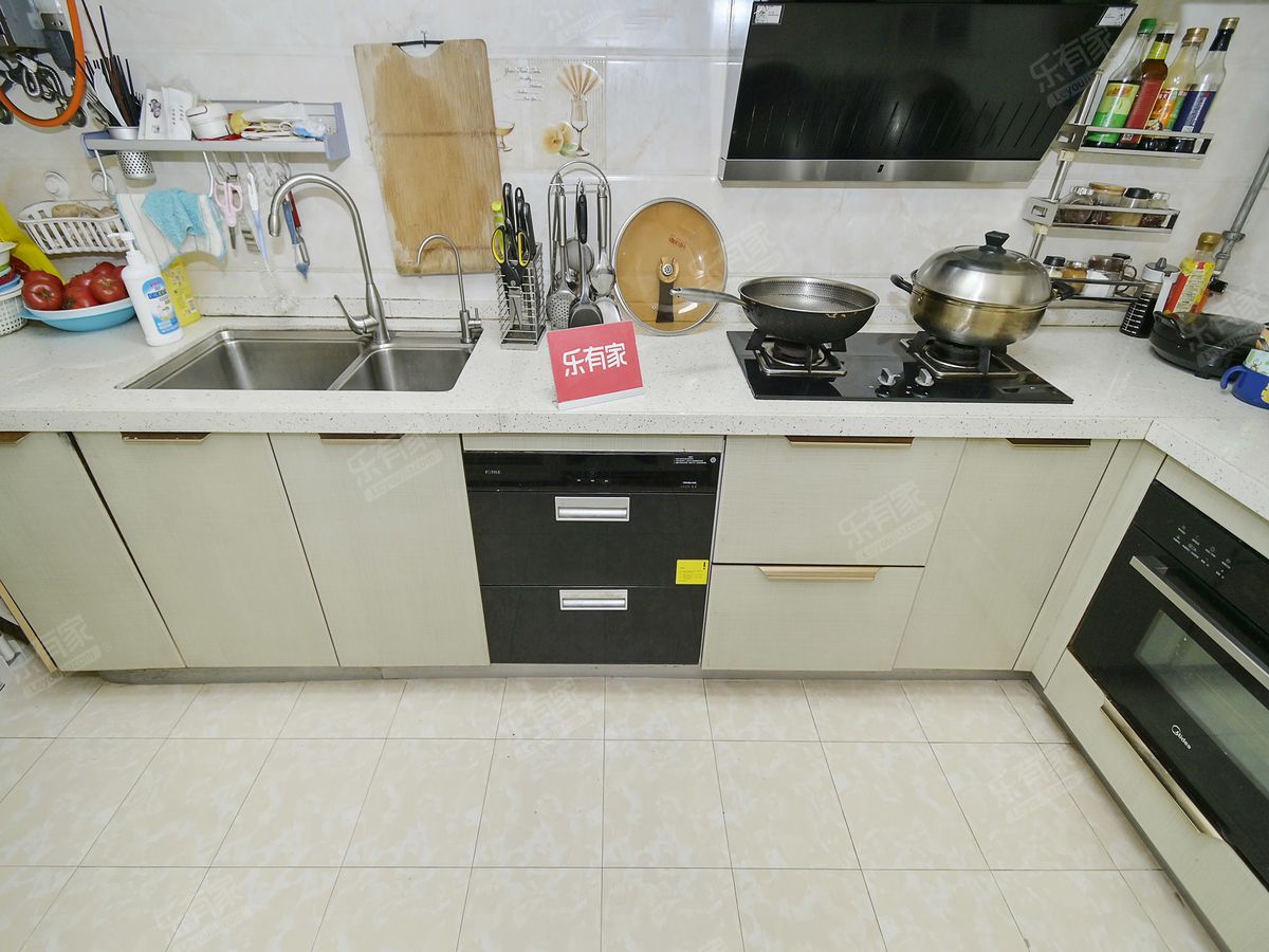 黄埔雅苑107平，西南向，改成了3+1房，精装，可拎包入住