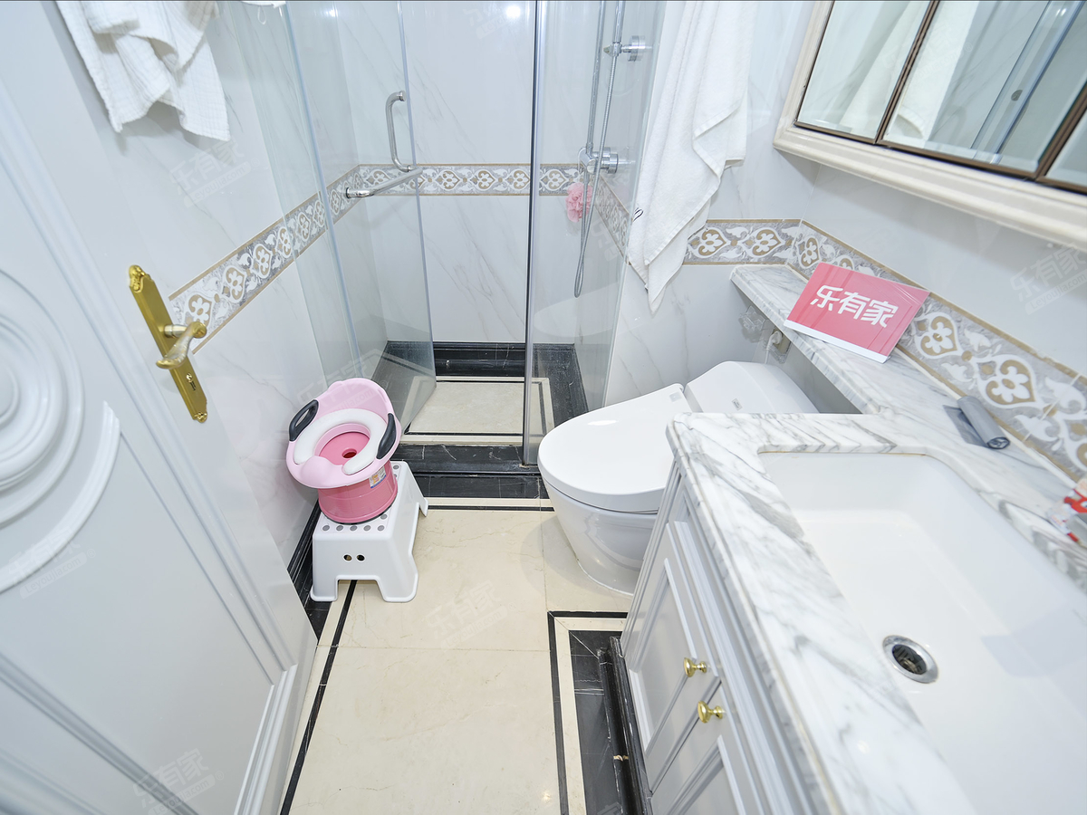 地铁口四房诚心出售