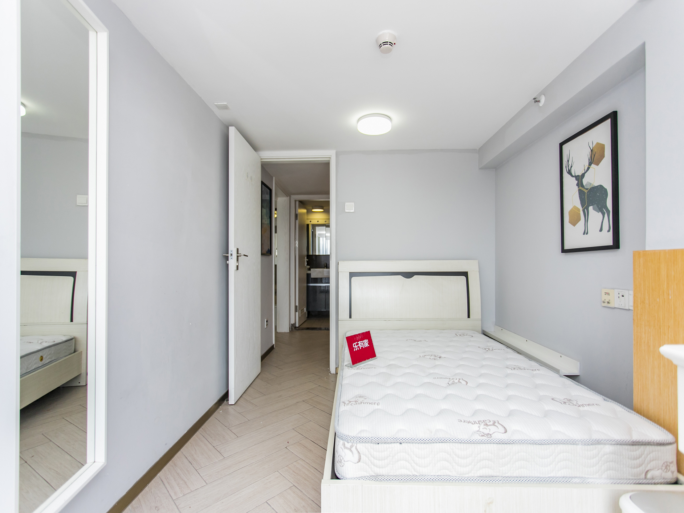 佳华领汇广场二期，诚心出售！低税费、方正户型、通风采光佳，车位充足，还有美丽地面花园，机会难得！