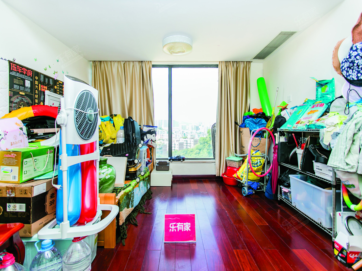 靠山安静户型，使用高，装修保养好，通风采光很不错