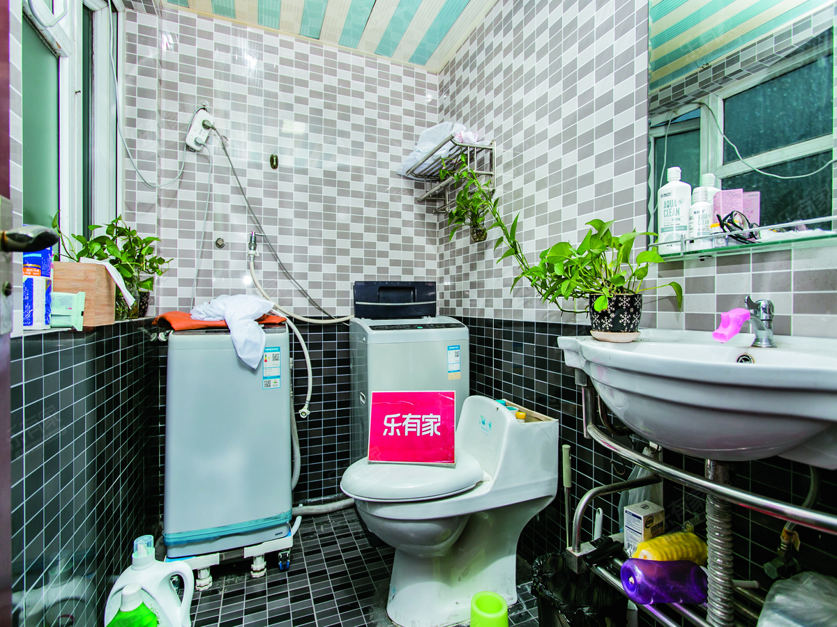 正地铁口物业，中楼层采光通风好，居家安静舒适