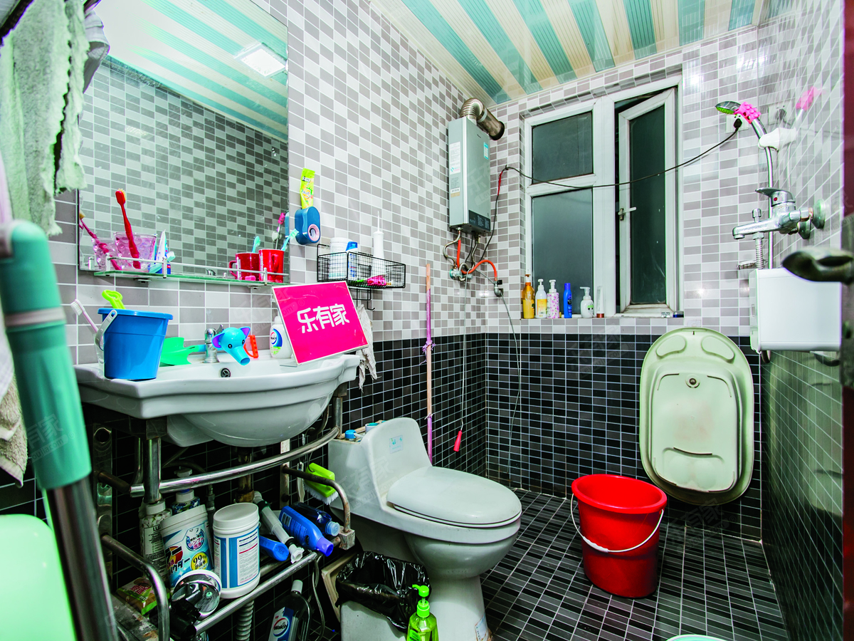 正地铁口物业，中楼层采光通风好，居家安静舒适