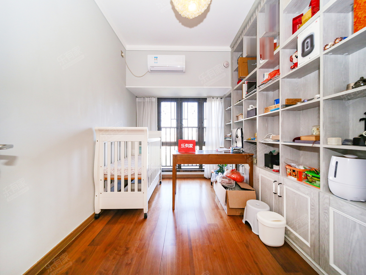 万科公园里精装四房，户型方正，朝南看花园，通风采光好！