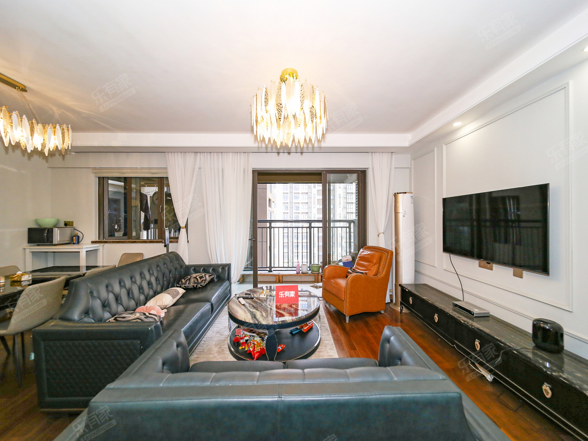 万科公园里精装四房，户型方正，朝南看花园，通风采光好！