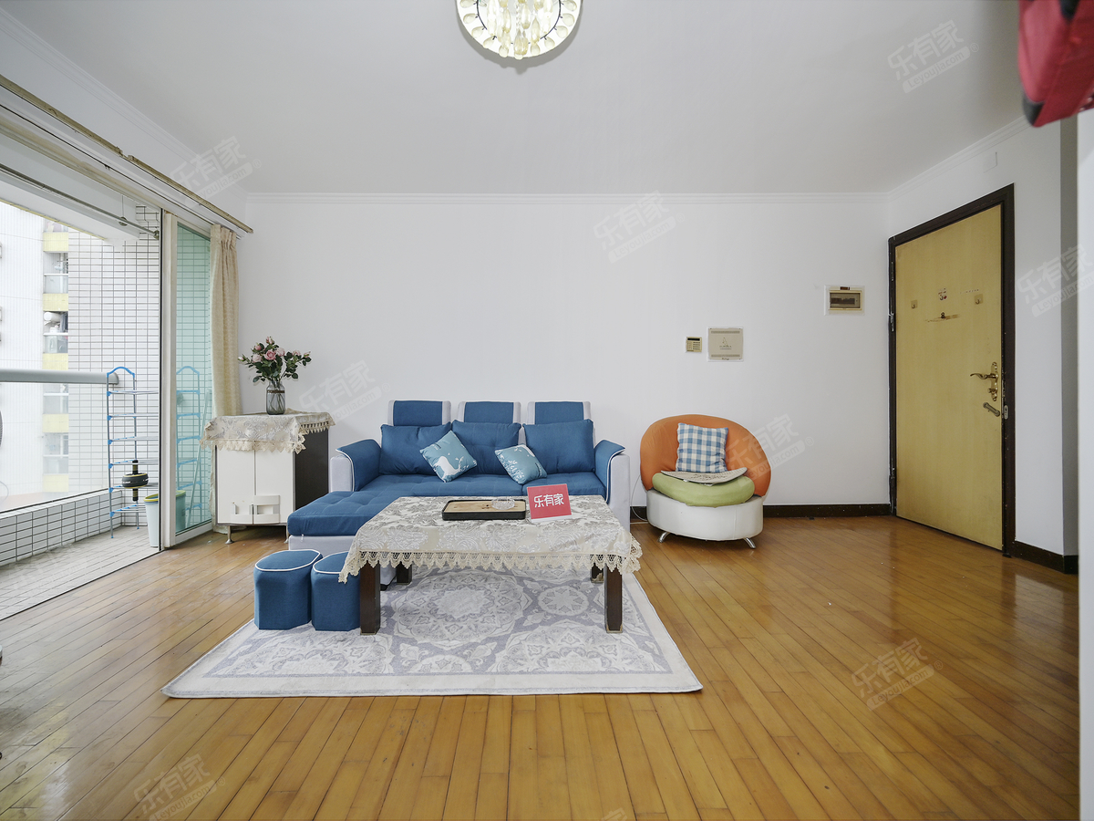 房子的户型稍微有点不方正但是格局很好，使用率很高