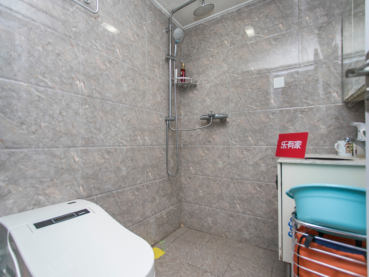 时代华庭东南向三房出售，安静不吵格局，楼下就是莲花山