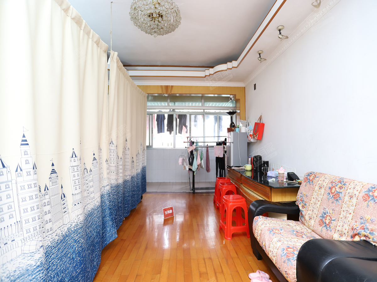 香诗美林花园东南精装3室，户型方正，利用率高，厅处阳台南向