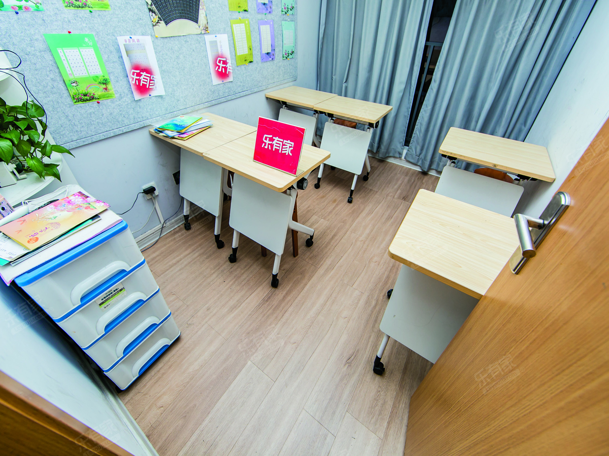 壹城花园六区四房二厅精装满五年诚心出售