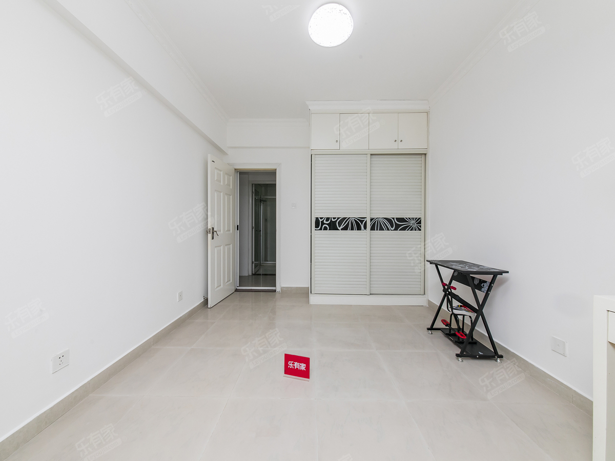 新华中学旁，低楼层全新装修，超高使用率采光好，看房有钥匙