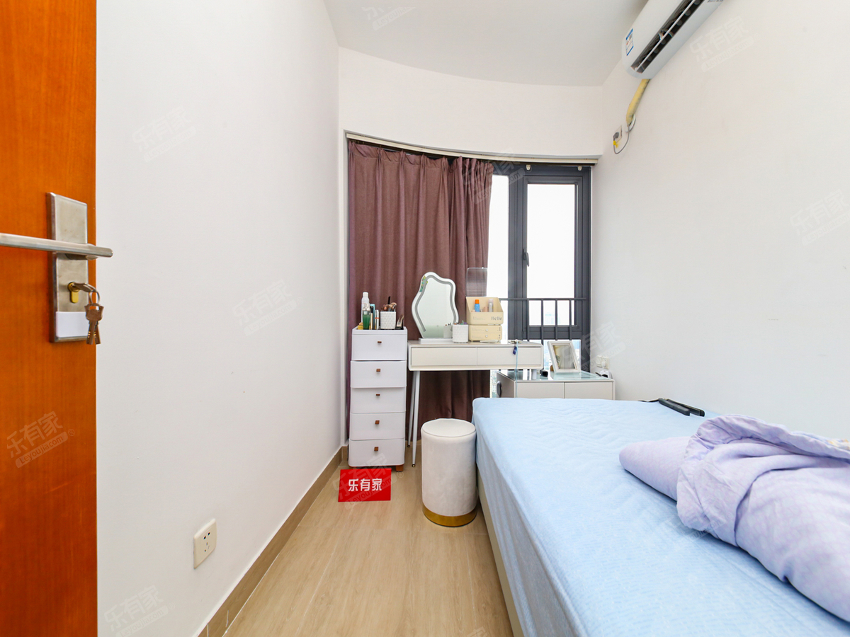 新上地铁口三房，高楼层精装，业主诚心出售