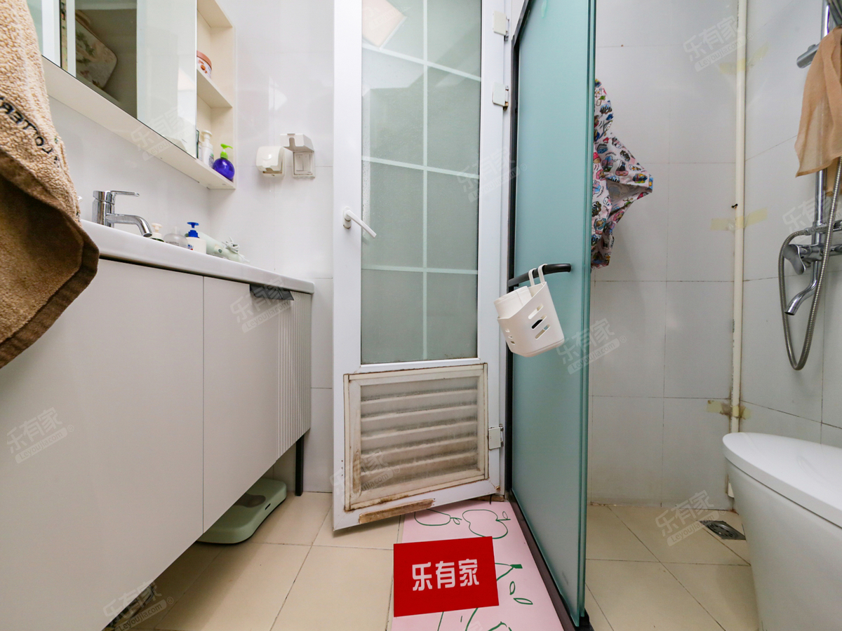 新上地铁口三房，高楼层精装，业主诚心出售