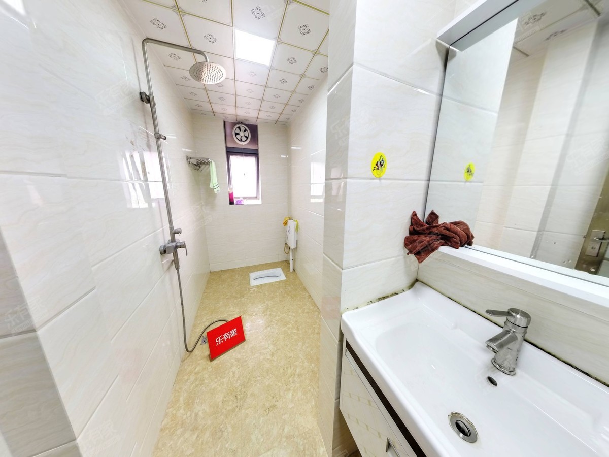 尚东泊景苑4房出售！