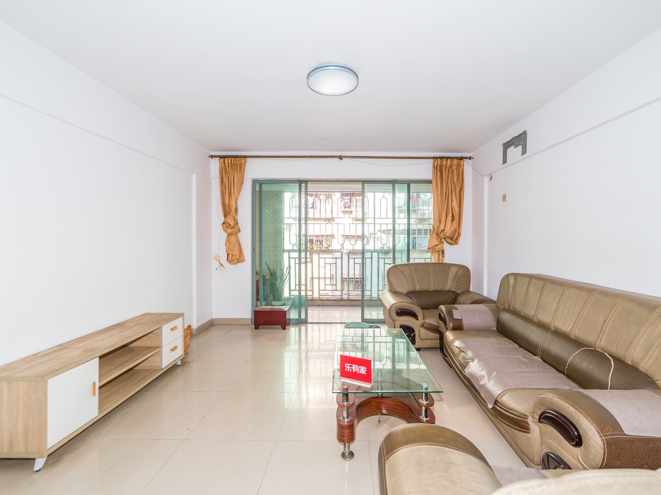 鸿景春天，精装修三房，电梯房，诚心出租。