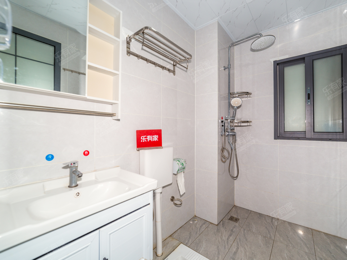 朗泓龙园大观二期 3房2厅2卫 70.97㎡