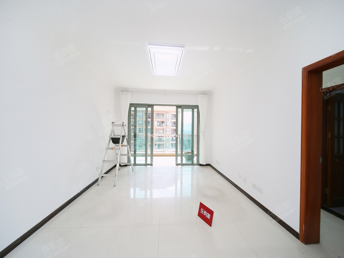 安柏丽晶南向精装4室2厅，厅出阳台，拎包入住。