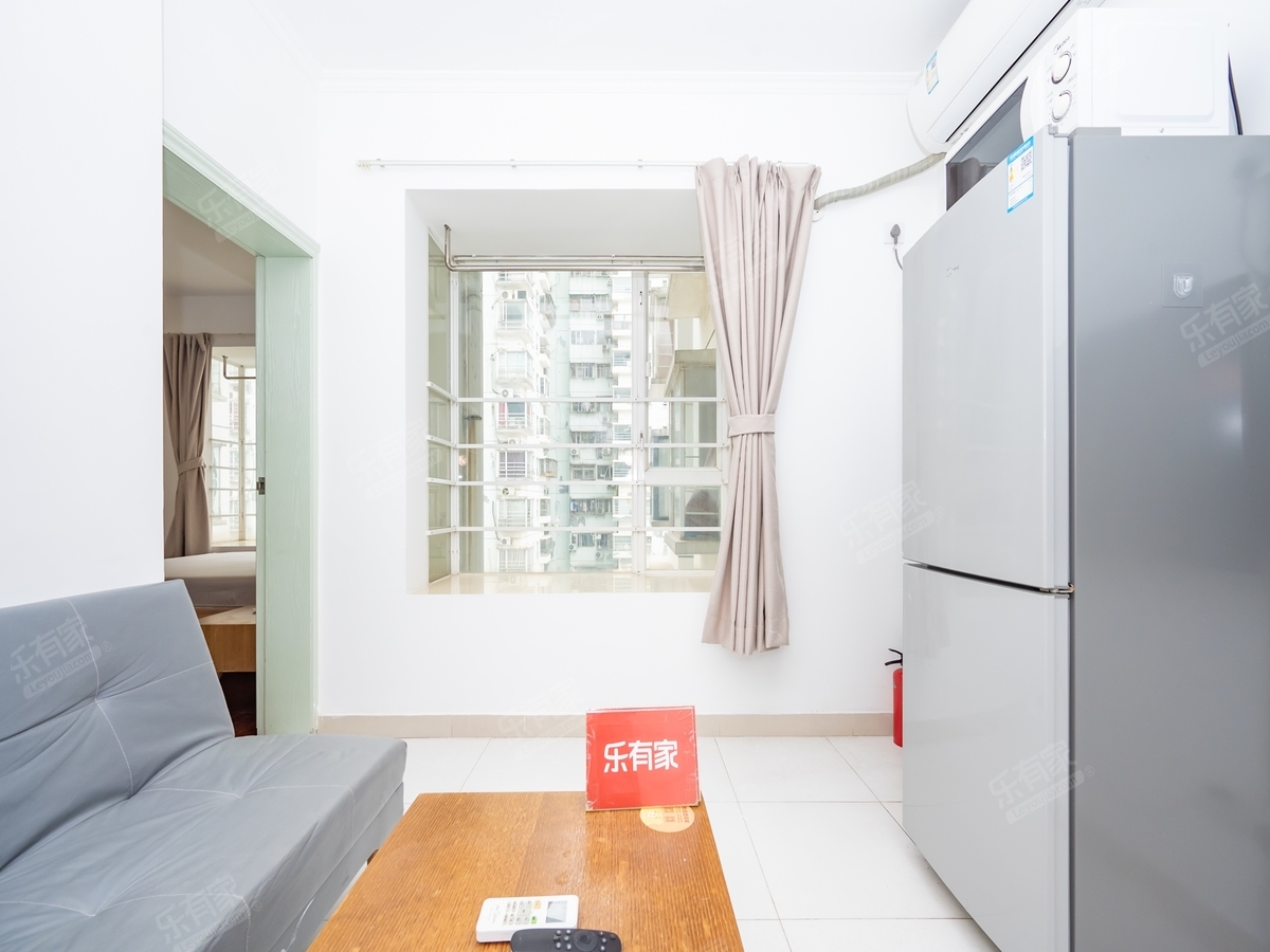 百仕达旁大两房，价格可谈，满五住家，朝东南