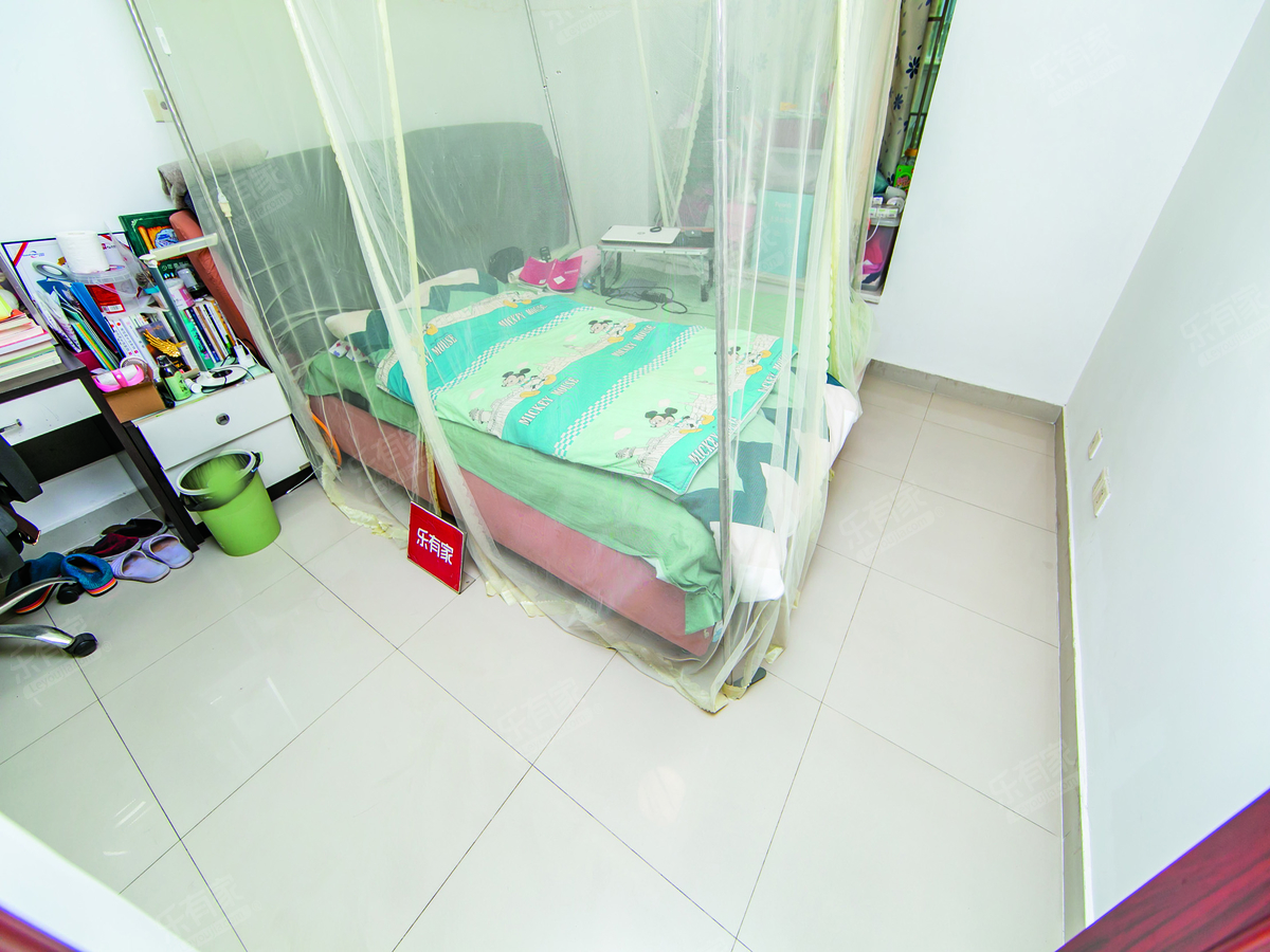 带约百平米大露台独家使用，正地铁口红本三房，装修精致