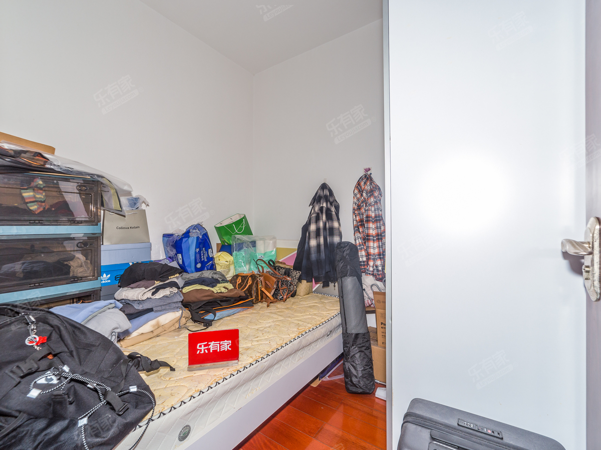 【宝荷振业峦山谷花园一期】低于指导价，方正户型，充足车位，商业综合体附近