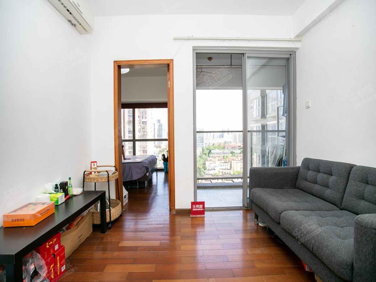 深蓝高层朝南居家两房，诚心出售