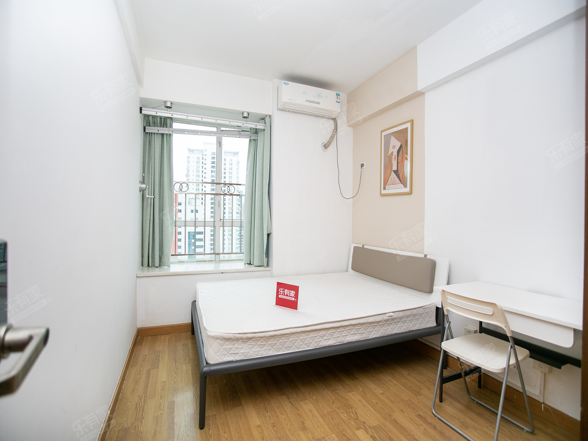 一号线大新地铁站旁边50米，价格小区很低的一套