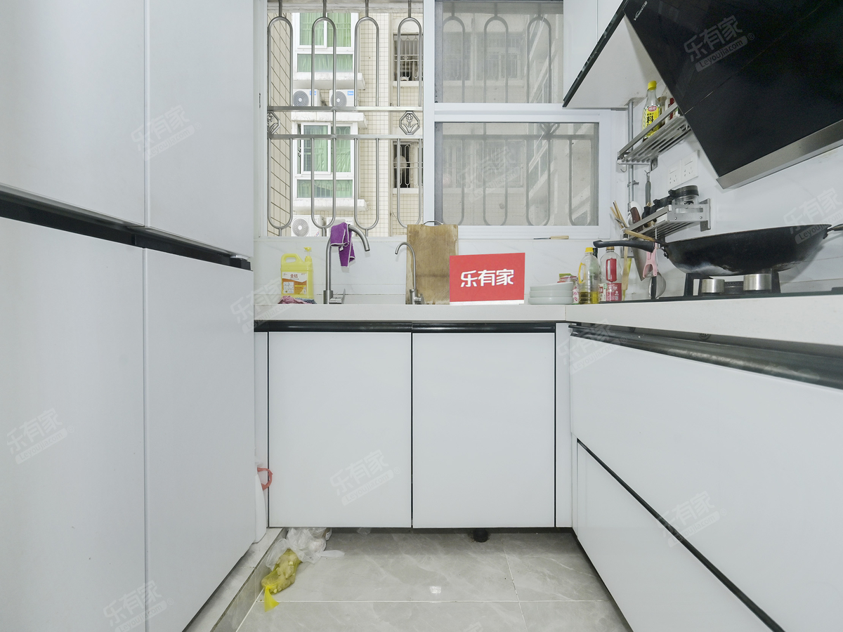 翻身地铁口旁，精品大3房，户型方正