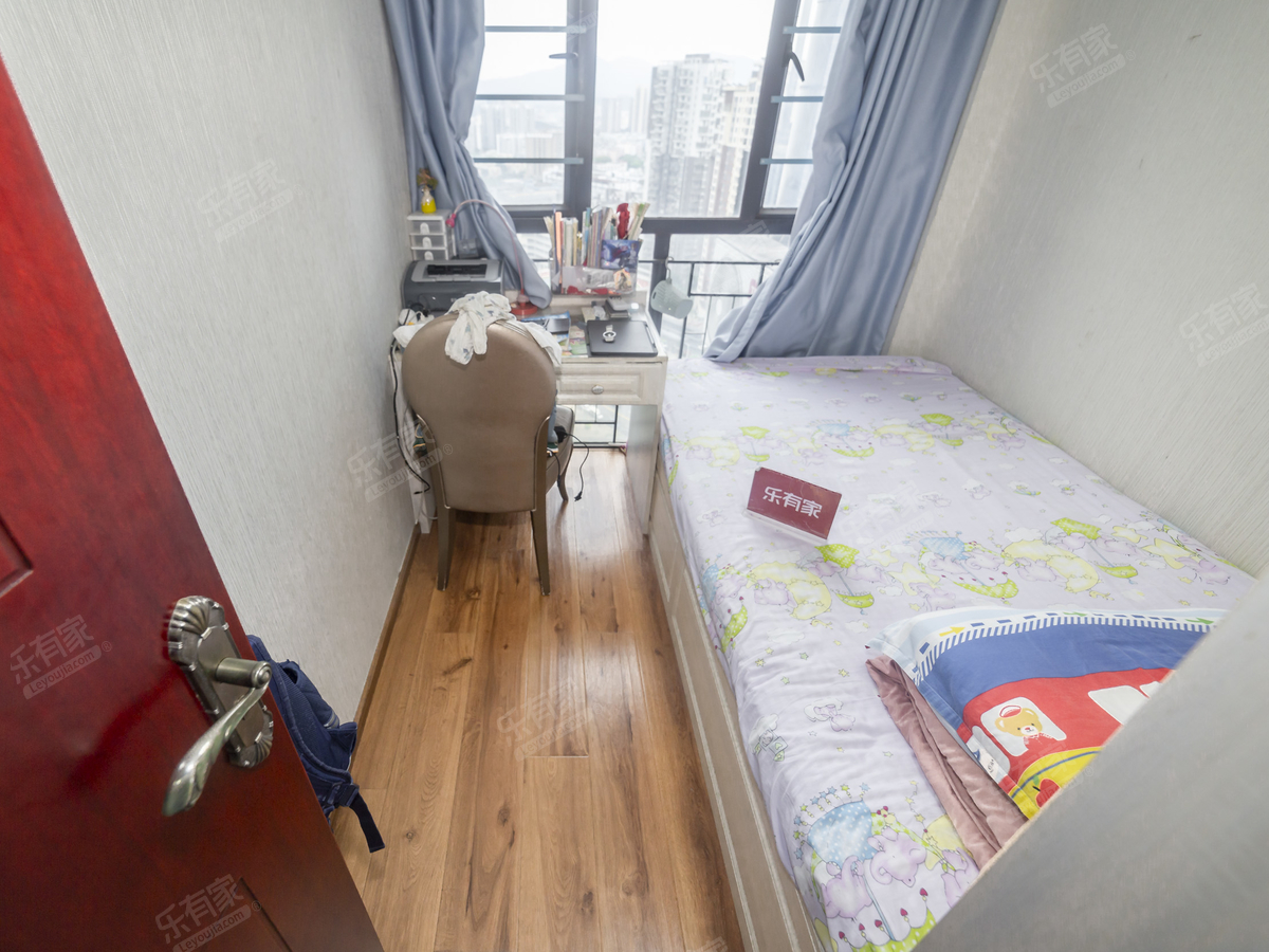 小区环境优美，安静，容积低绿化高，适合居住，小区近14号线地