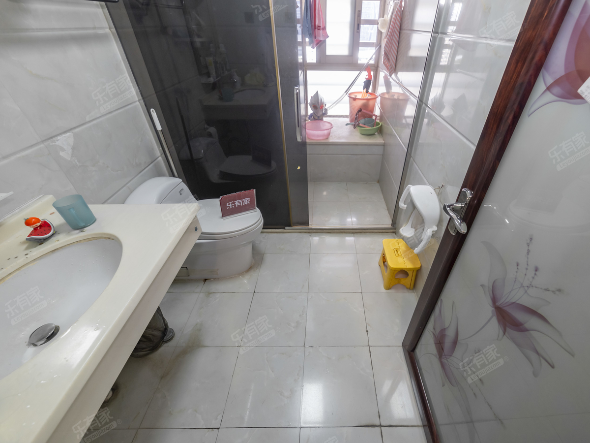 星河国际花园，精装大五房，诚心出售。