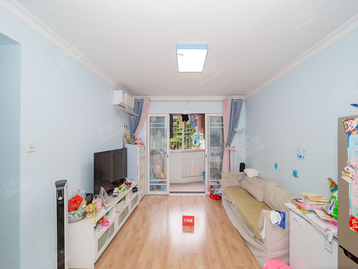 地铁口，精装修三房，业主自住，换房诚心卖