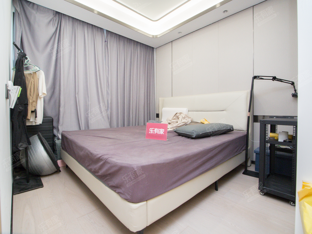 地铁站旁边，配套齐全，拎包入住