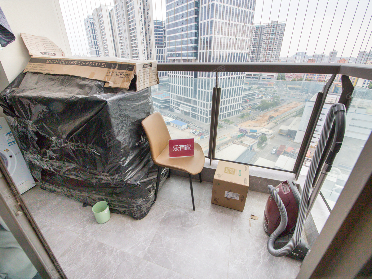 地铁站旁边，配套齐全，拎包入住