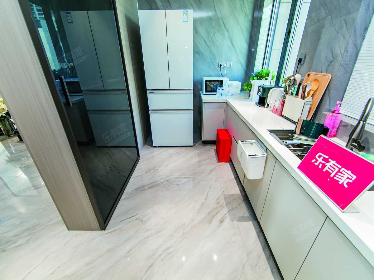 北望塘朗山系，南侧为成熟住宅区，西侧为华侨城高尚住宅区开发用