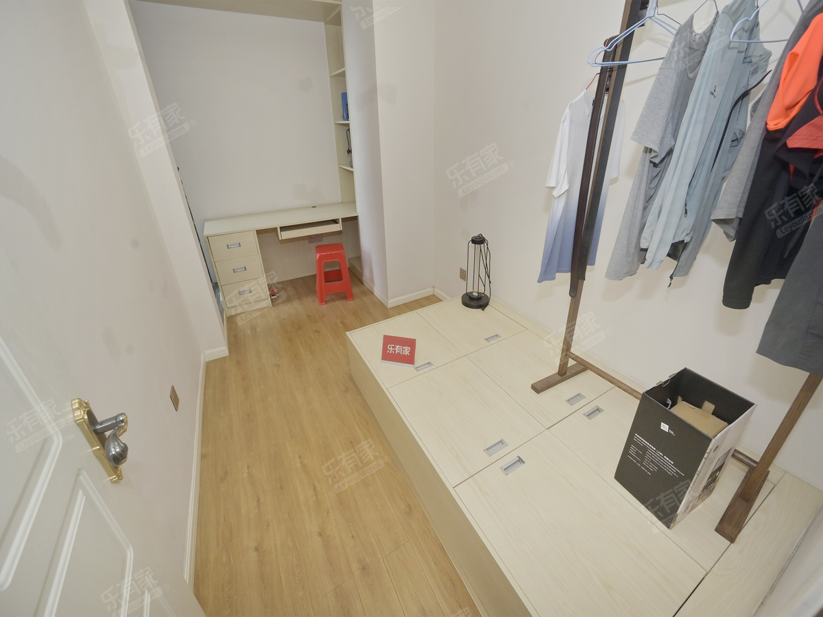 鸿云复式4房2卫业主诚心出售