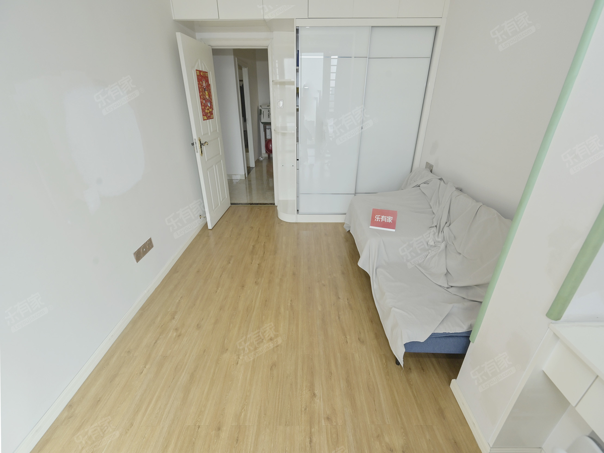 鸿云复式4房2卫业主诚心出售