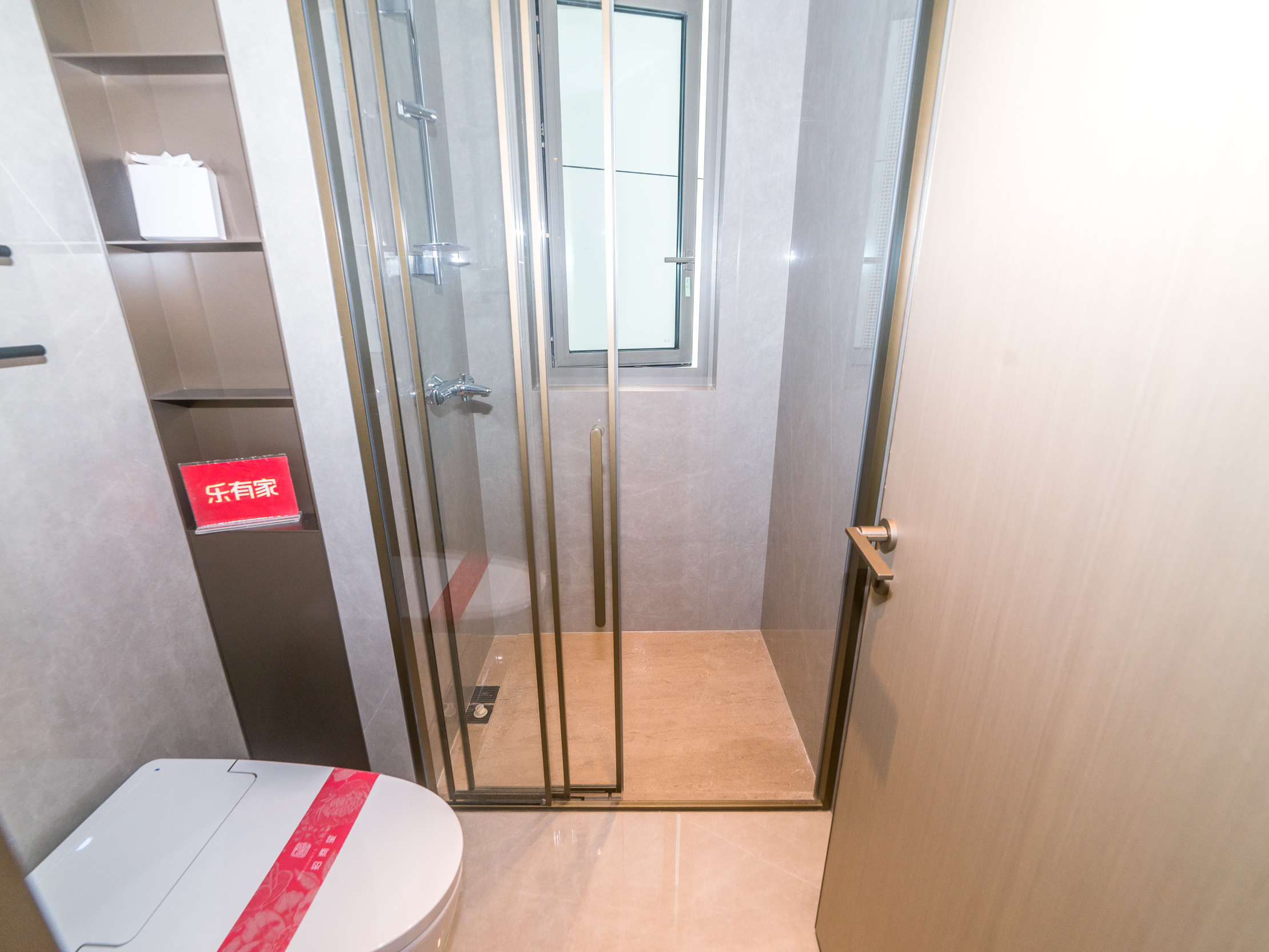 蛇口优质房源，124.43南向3室2厅，宽敞明亮，改造空间大，自由发挥，尽享舒适生活。