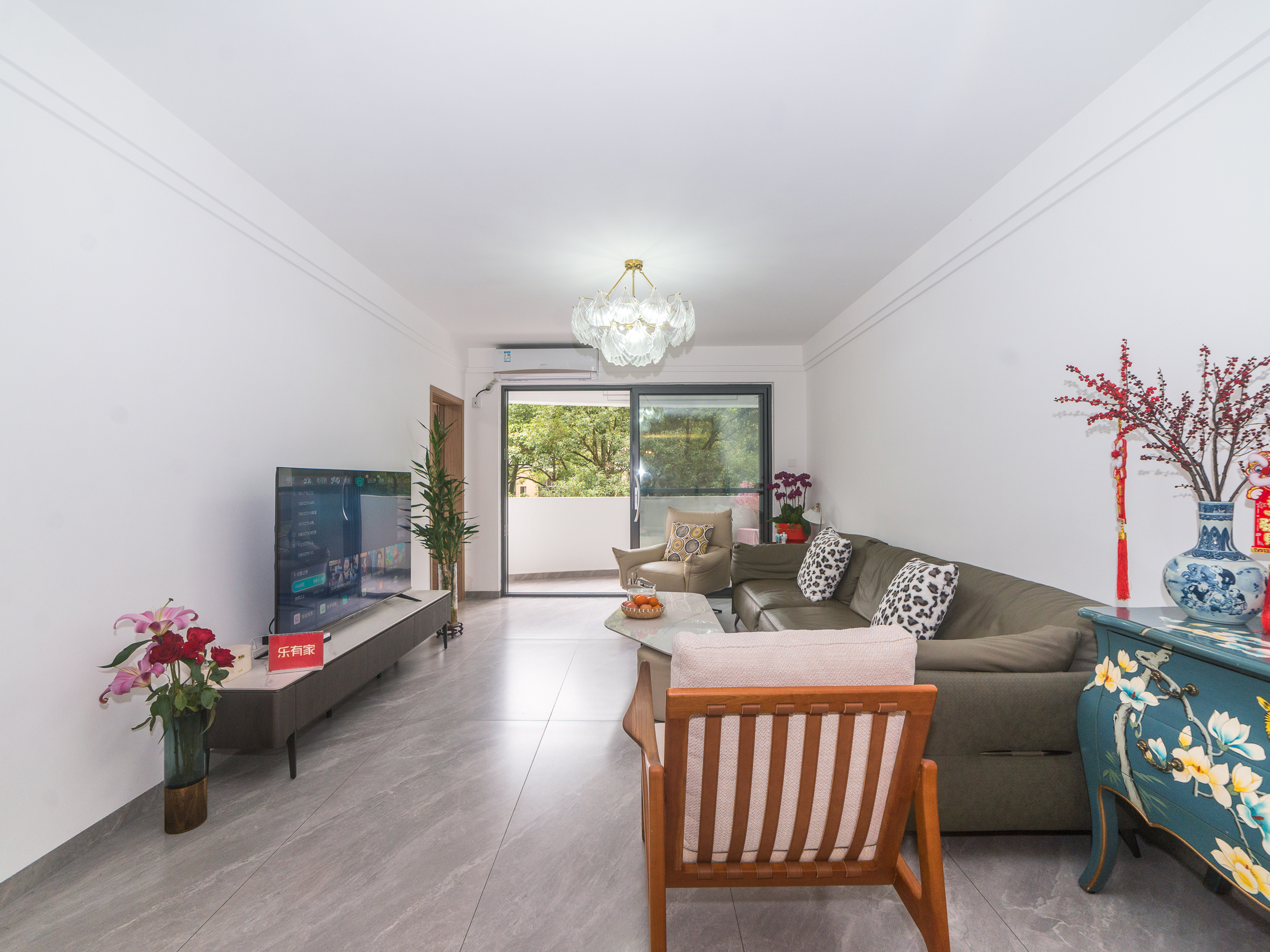 海边的高曾，宋的精装的三房户型，特殊有露台的格局，随时看房