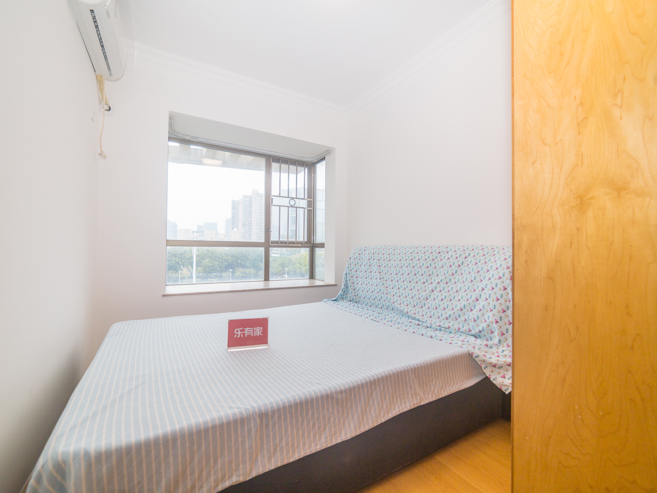 房子还在卖，业主非常诚心卖