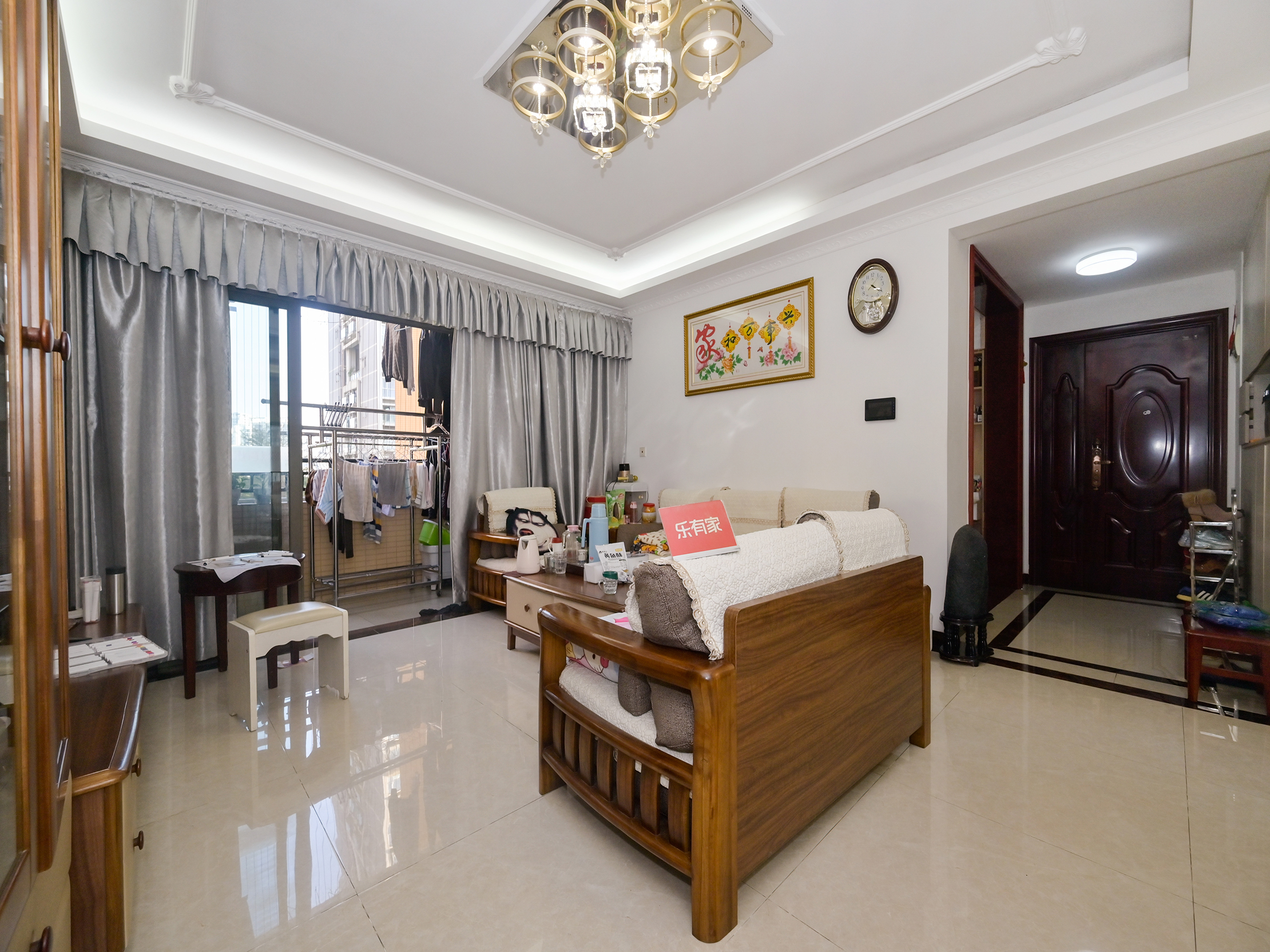 配套基本齐全，干净整洁，色彩鲜艳搭配合理