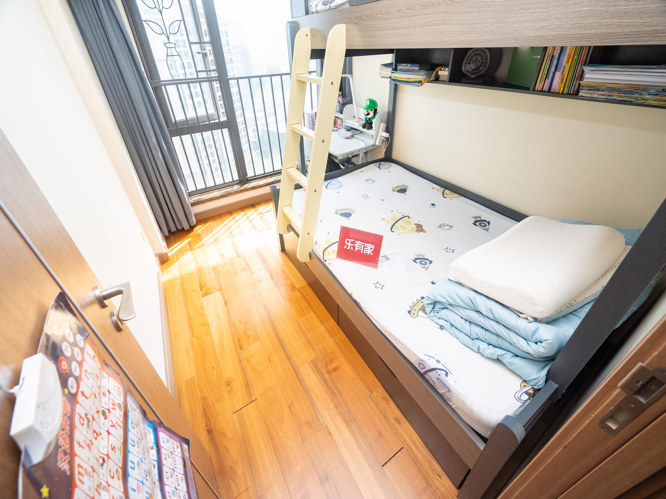 万科麓城三期三房，泳池配套，车位充足，半山品质