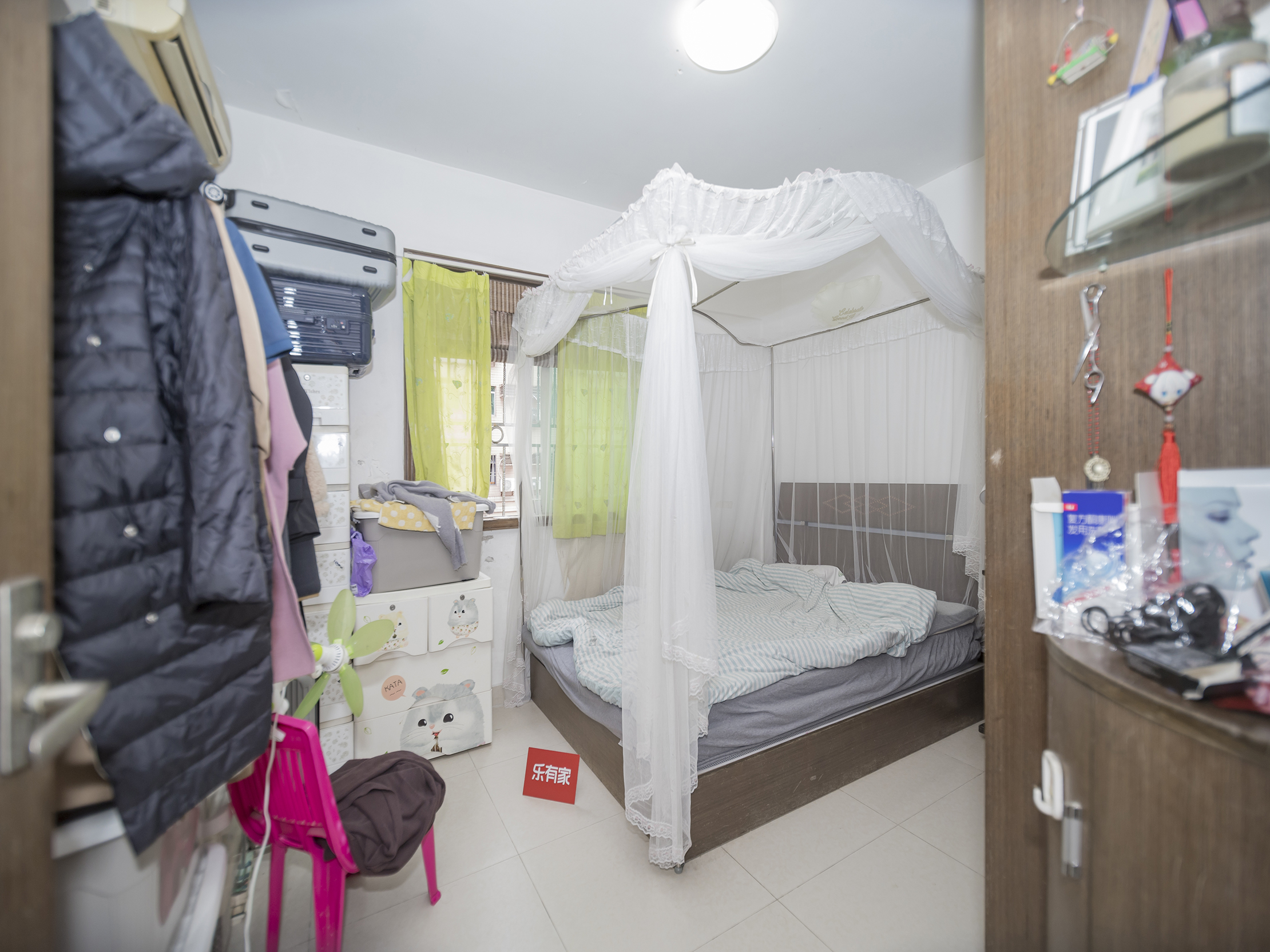 荣超花园，大型住家小区，朝南两房，诚心出售