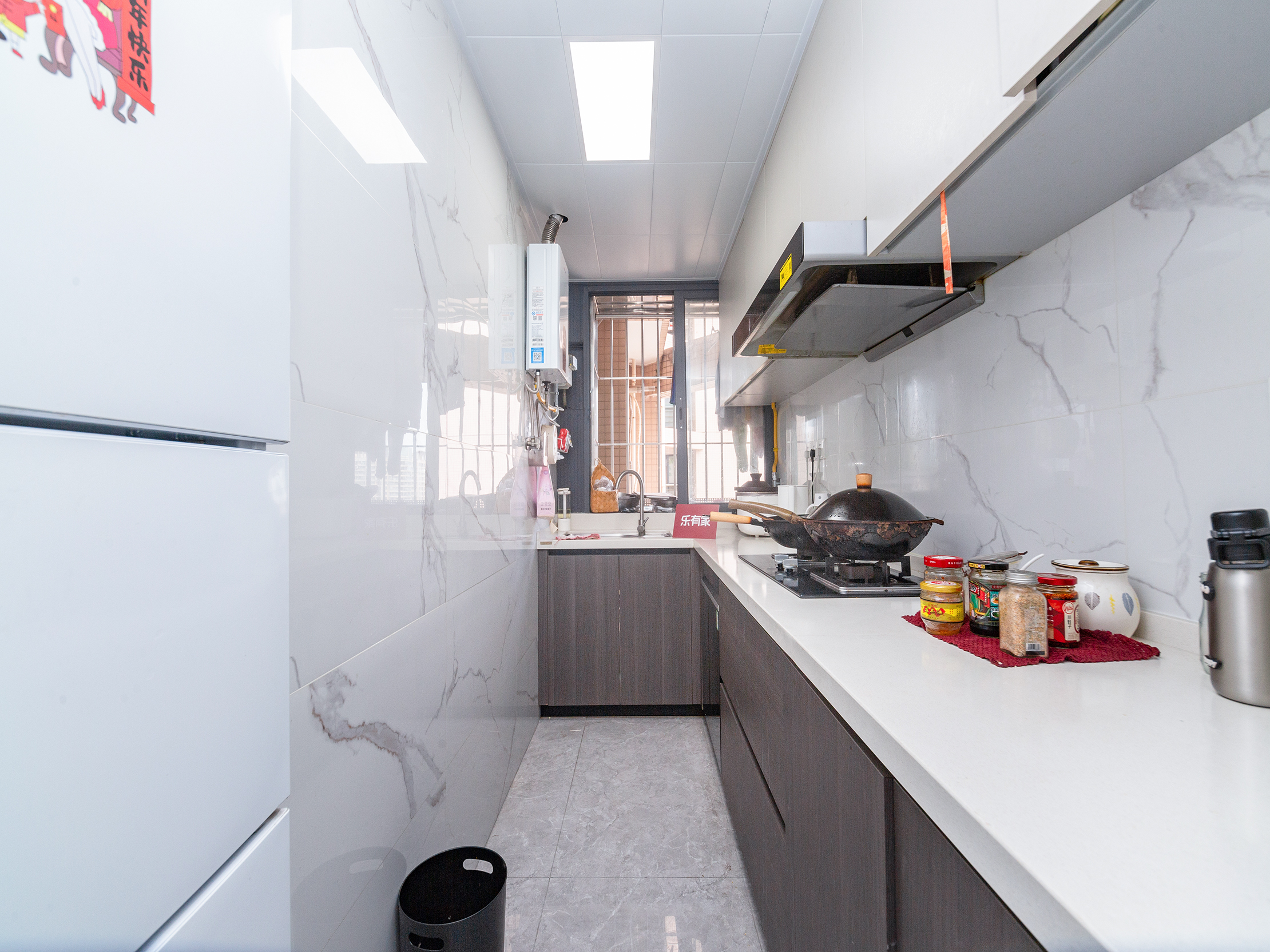 1.花园小区业主精心装修，业主惜售，拎包入住