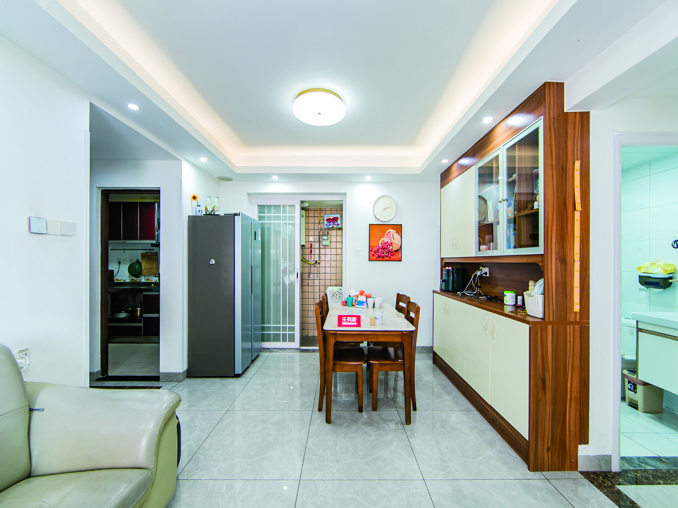 业主改了四房，看房方便，装修保养很不错