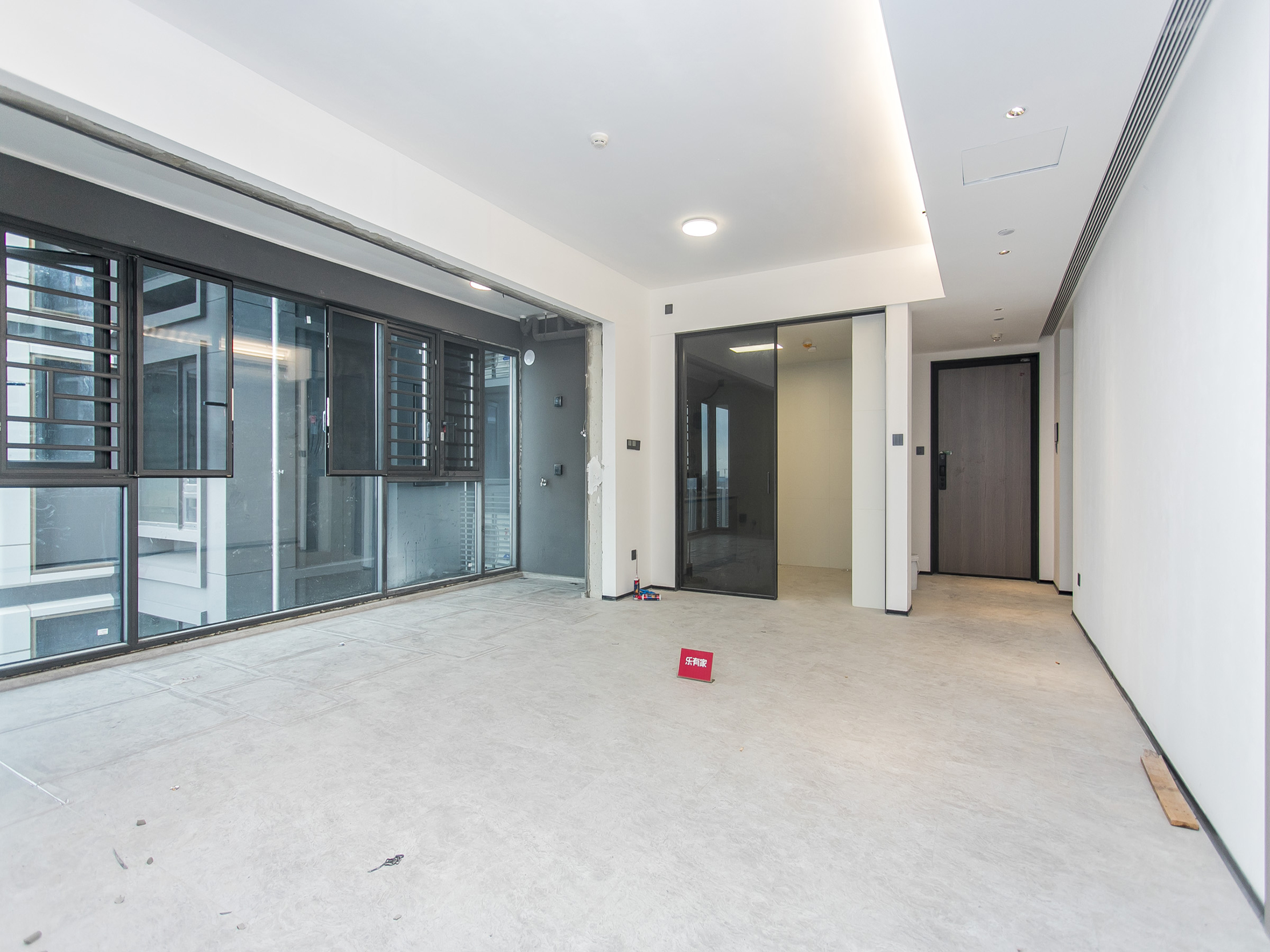 这套房子家私家电齐全，洗衣机冰箱等家具都有