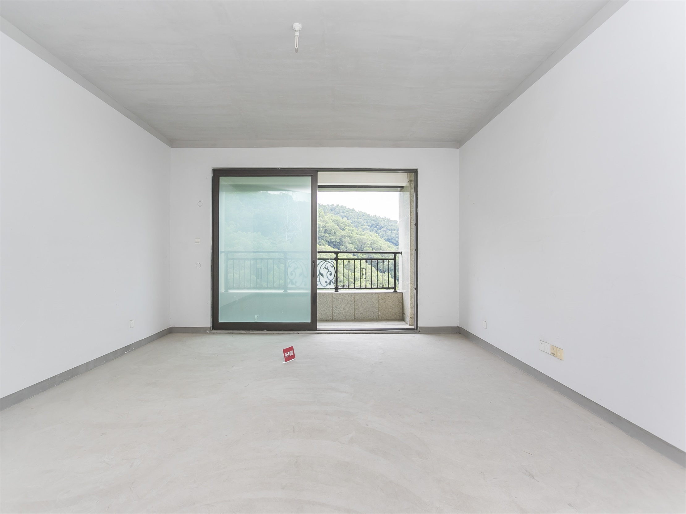 精装三房，安静户型，拎包入住的格局