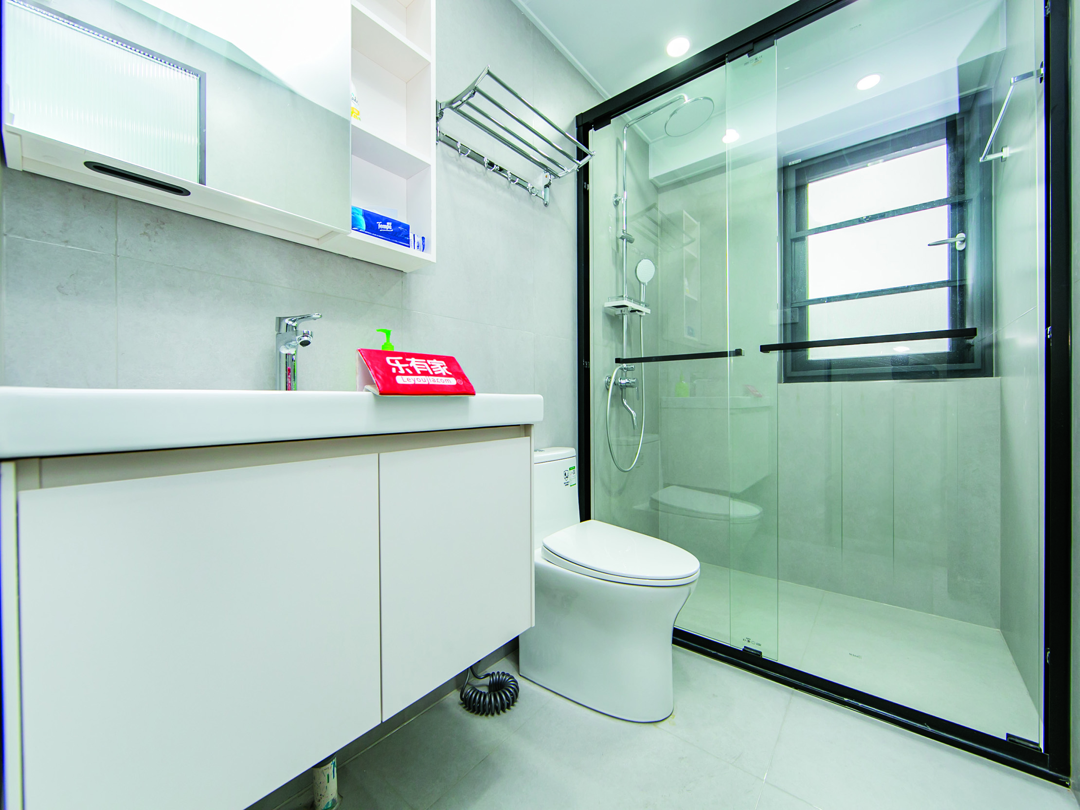 俊峰丽舍花园，正规3房，全新装修，位置安静，诚心出售