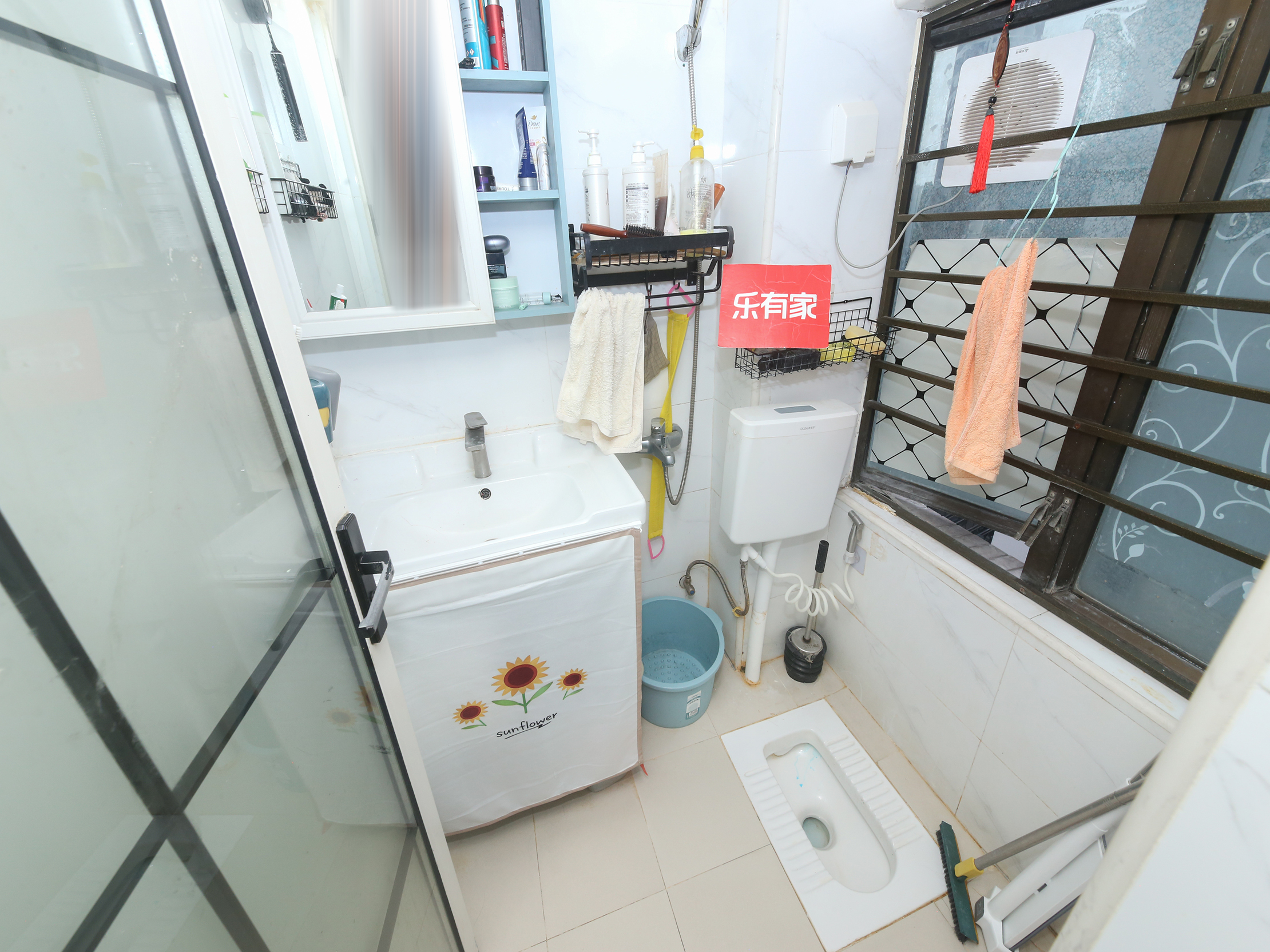 金丽豪苑诚心出售，低于均价，户型方正，通风采光优，附近重点学校，税费低，机会难得！